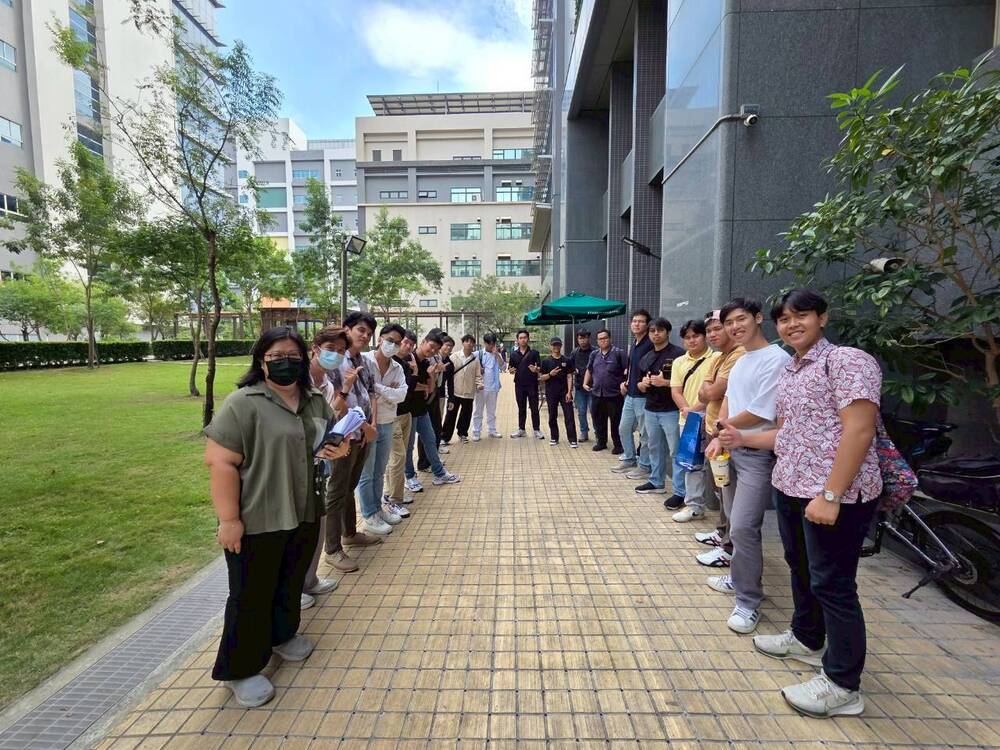 2025.10.27 新型專班（電子系）日月光參訪(INTENSE Program Students Visit ASE Technology Holding Co., Ltd)圖片