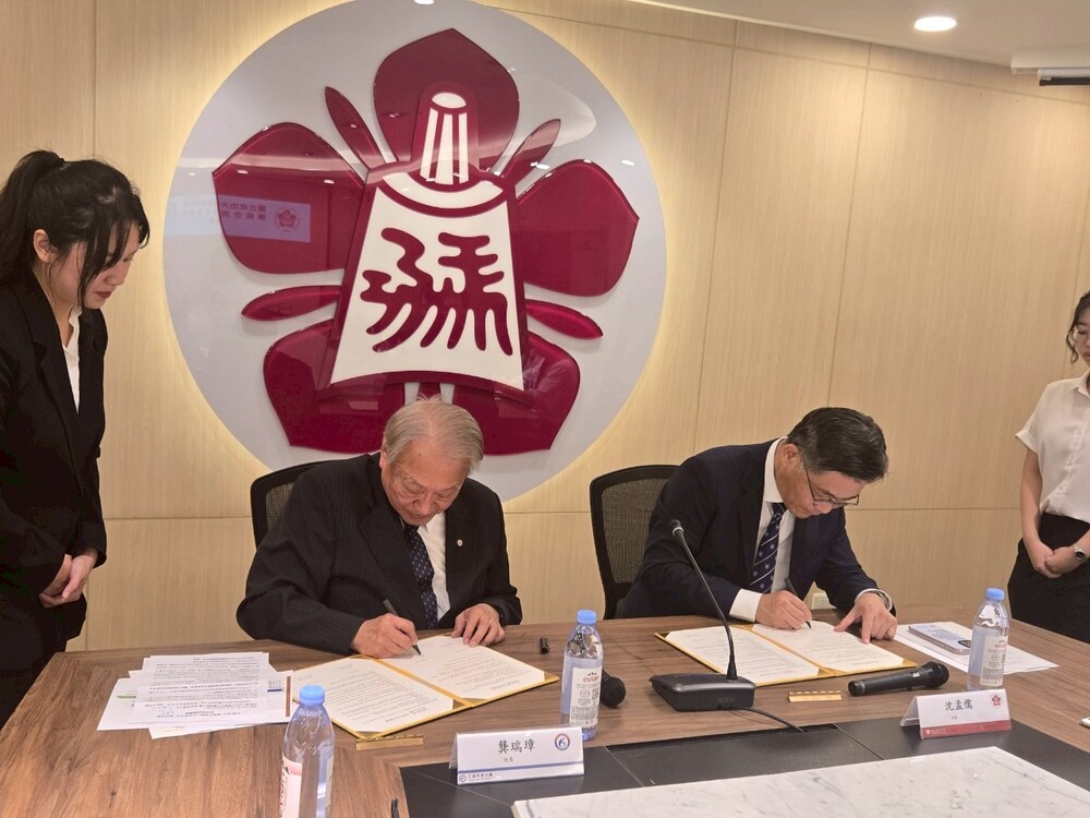 2025.7.11 正修、成大學術交流與人才培育合作備忘錄簽約(Cheng Shiu University - National Cheng Kung University Academic Exchange MOU Signing)Image