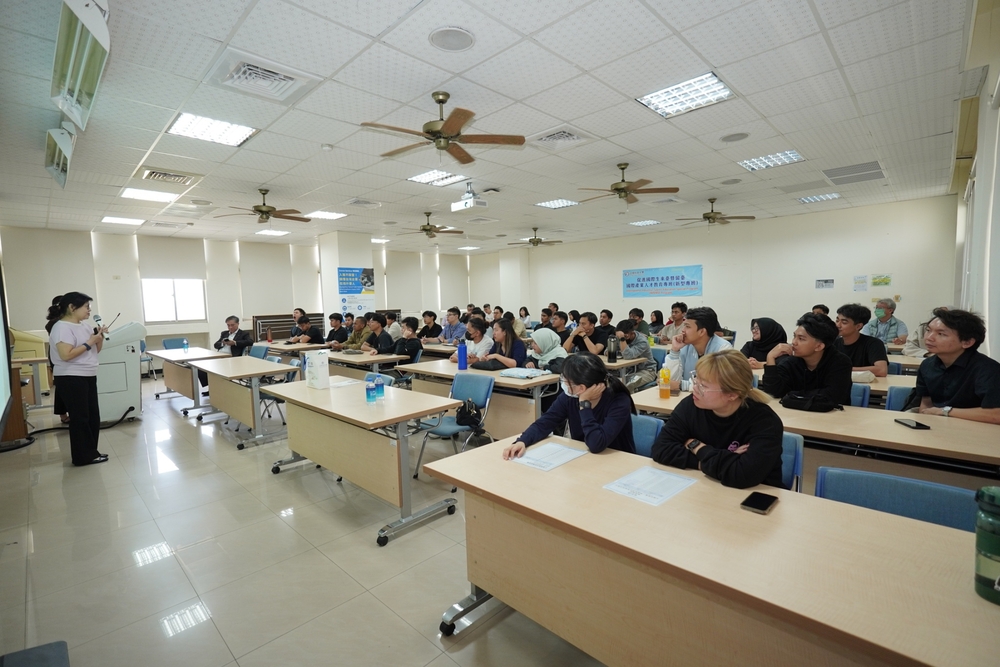 2025.4.17 職涯講座-入職不踩雷!搞懂台灣企業在找甚麼人(Lecture - Navigating Taiwan's Job Market)Image