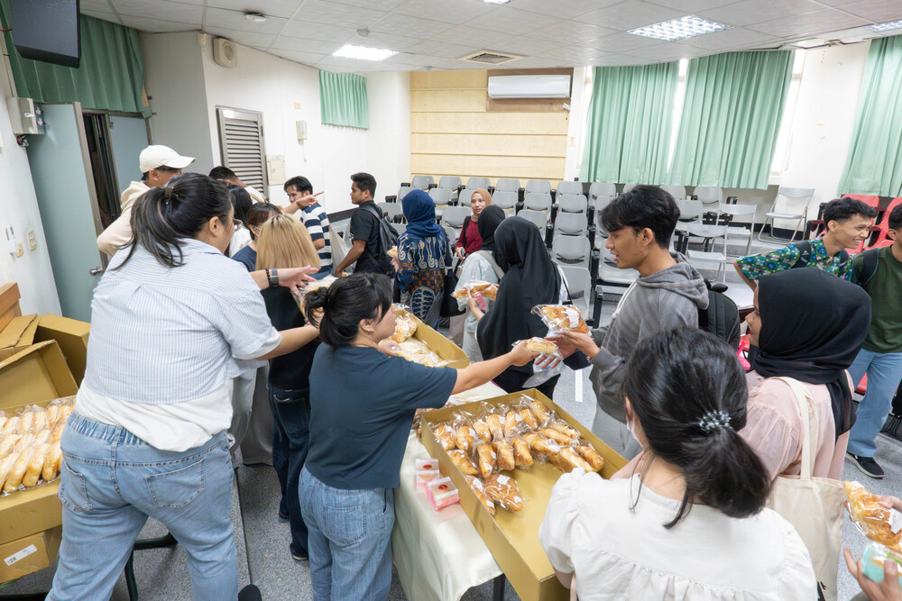2025.10.3 外籍生安全宣導暨中秋慶祝(Safety Briefing and Mid-Autumn Festival Celebration)Image