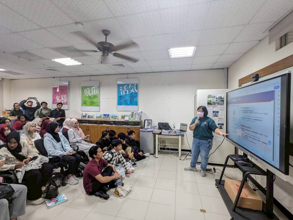 2025.12.24 外籍學生寒假工讀宣導須知及聖誕平安夜活動(Winter Break Part-time Work Guidelines for International Students and Christmas Eve Activity)圖片