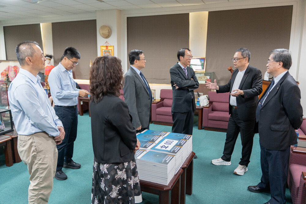 2025.8.15 國統贈書儀式＆關西大學交換生(Kansai University)Image